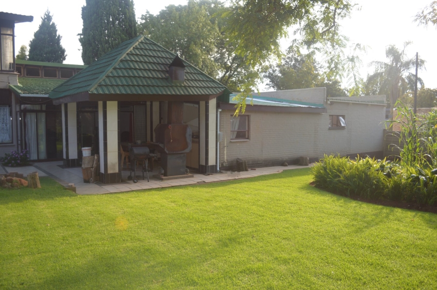 5 Bedroom Property for Sale in Wilkoppies North West